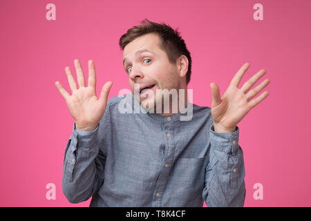 Felice caucasian uomo sorridente che mostra dieci dita Foto Stock
