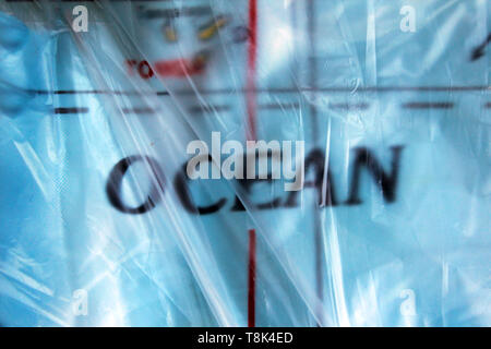 Ocean word, stampato all'interno di un sacchetto di plastica, concetto, close-up Foto Stock