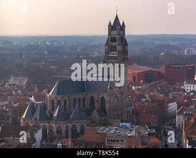 Bruges fantastico skyline della città con tetti di tegole rosse e Cattedrale Saint-Salvator torre nel giorno d'inverno. Vista di Bruges paesaggio urbano medievale dalla parte superiore del Foto Stock