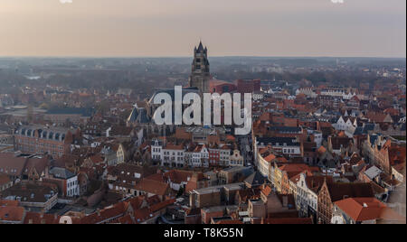 Bruges fantastico skyline della città con tetti di tegole rosse e Cattedrale Saint-Salvator torre nel giorno d'inverno. Vista di Bruges paesaggio urbano medievale dalla parte superiore del Foto Stock