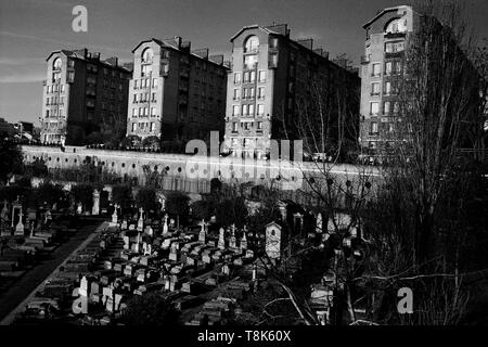 AJAXNETPHOTO. PUTEAUX, PARIS, Francia - luogo di sepoltura - PUTEAUX CIMITIERE ANCIEN (vecchio cimitero a Puteaux) tra SURESNES E PUTEAUX bisecata dalla D104 ROAD. Foto:JONATHAN EASTLAND/AJAX REF:CD92612 8132 8 5 Foto Stock