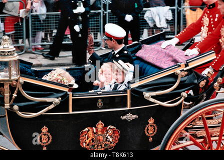 AJAXNETPHOTO. 23RD luglio, 1986. Londra, Inghilterra. - Ciao SAILOR! - Pagina ragazzo di S.A.R. il Principe Andrea e Sarah Ferguson presso il loro matrimonio, S.A.R. il principe William vestito in un marinaio OUTFIT (telecamera più vicina a destra) si sforza di mantenere il suo cappello in luogo mentre a salutare la folla. Con lui nel carrello sono damigella LAURA FELLOWES E HRH PRINCE EDWARD. photo: JONATHAN EASTLAND/AJAX REF:862307 1 Foto Stock