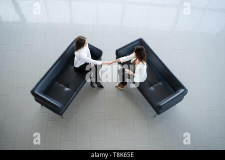 Colleghi di lavoro handshake. Imprenditrici stringono le mani dopo una riunione di successo Foto Stock