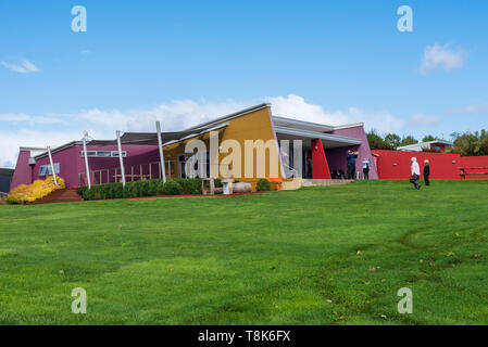 Burnie, Australia - 14 febbraio 2018. Visita dei turisti sui lussureggianti giardini del fantasma Rock Vineyard in Burnie, Australia. Foto Stock