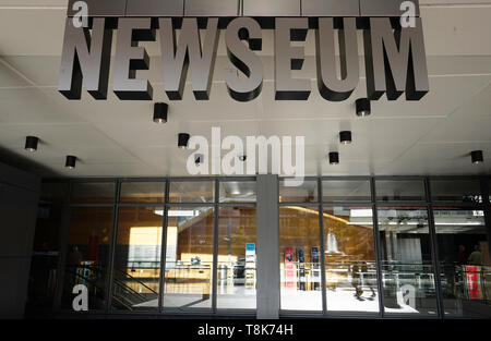 Il nome sign sopra l'entrata di Newseum su Pennsylvania Avenue.Washington D.C.USA Foto Stock