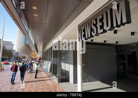 Il nome sign sopra l'entrata di Newseum su Pennsylvania Avenue.Washington D.C.USA Foto Stock