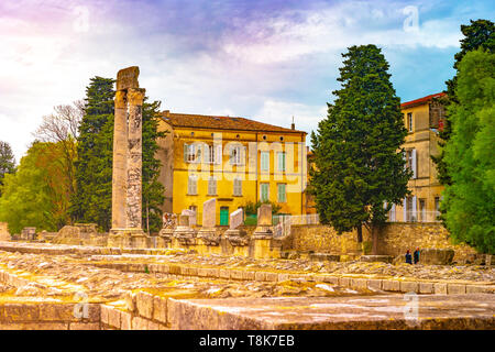 Resti del teatro antico nel centro storico della città di Arles, Francia. Una delle principali destinazioni in Arles. Foto Stock