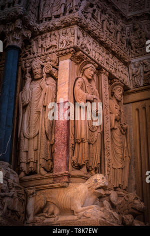 Dettagli del portale ovest Saint Trophime cattedrale in Arles, Francia. Bouches-du-Rhone, Francia Foto Stock