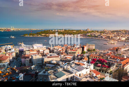 Il Ponte di Galata sul Golden Horn, con moschee in background, come si vede dalla Torre Galata. Bel tramonto in Turchia, Istanbul. Foto Stock