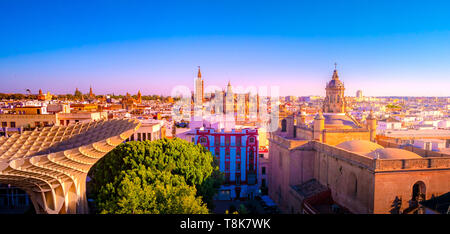 Dalla parte superiore dello spazio Metropol Parasol (Setas de Sevilla) si ha la migliore vista della città di Siviglia, Spagna. Esso fornisce una vista unica di o Foto Stock