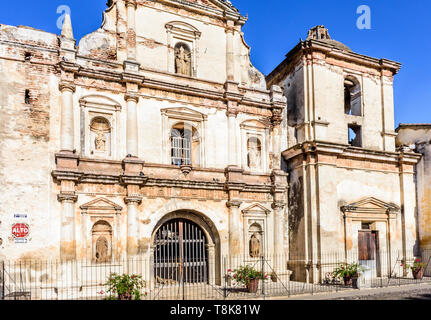 Antigua Guatemala - Aprile 14, 2019: facciata di San Agustin rovine della chiesa nella città coloniale spagnola e del patrimonio mondiale Unesco di Antigua. Foto Stock