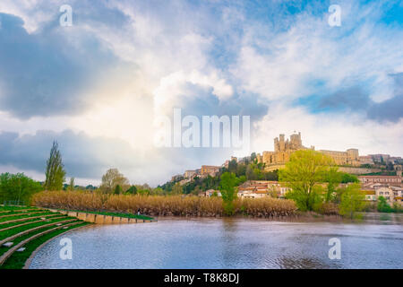 Vista panoramica presso il vecchio ponte sul fiume Orb con la Cattedrale di Saint Nazaire a Beziers Foto Stock