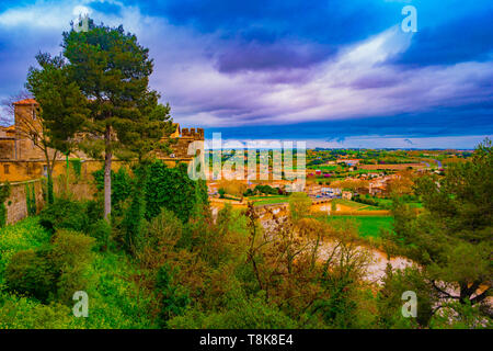 Antenna vista superiore di Beziers architettura cittadina dal di sopra, il sud della Francia. Foto Stock