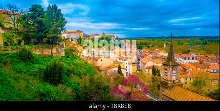 Antenna vista superiore di Beziers architettura cittadina dal di sopra, il sud della Francia. Foto Stock