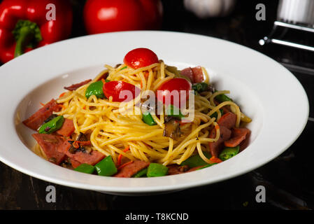 Carni bovine Spaghetti aglio olio Foto Stock