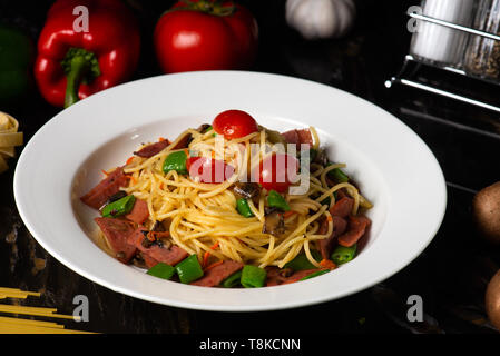 Carni bovine Spaghetti aglio olio Foto Stock