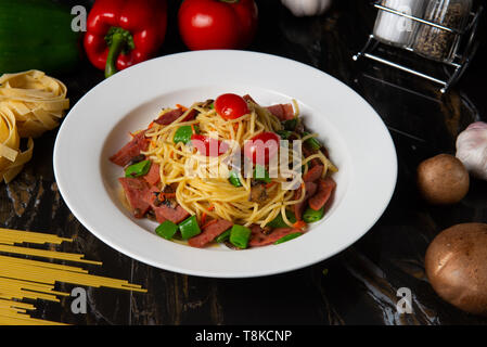 Carni bovine Spaghetti aglio olio Foto Stock