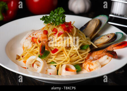 Pesce italiano saghetti con la pasta con le vongole Foto Stock