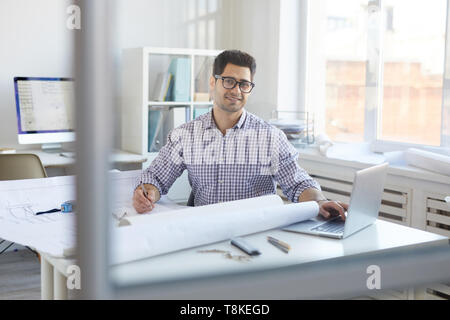 Ingegnere sorridente al lavoro Foto Stock