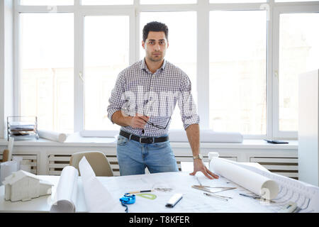Ingegnere bello in posa di Office Foto Stock