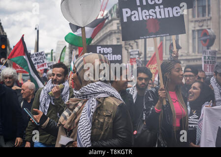 Manifestazione nazionale per la Palestina, studenti contemplati in fumo dal fumo colorato granate, London, Regno Unito 11/05/2019 Foto Stock