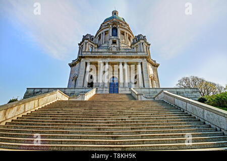 Passi che conducono alla sezione superiore della Ashton Memorial, raffigurante una scala verso il cielo Foto Stock