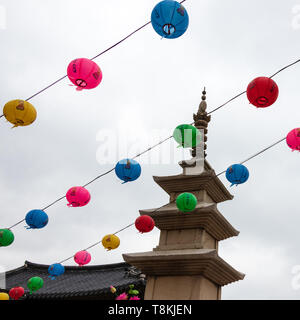 Insdie vista sui dettagli di Sokgatap di buddista coreana Bulguksa Tempio con molte lanterne per celebrare il compleanno di buddha. Gyeongju, Corea del Sud, Asia Foto Stock