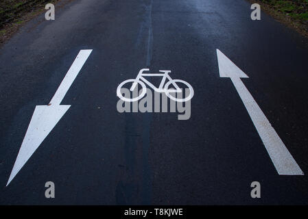 Segno di bicicletta con due frecce come un segno di una bicicletta road  Foto stock - Alamy