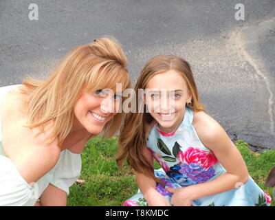 Mamma e figlia sorridente alla fotocamera. Foto Stock