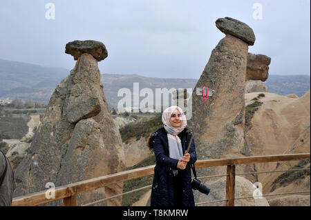 Una giovane donna musulmana prende un selfie a Cappadocia, Turchia Foto Stock