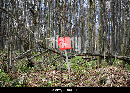 Pericolo Rosso segno nella parte anteriore del campo minato in Croazia- traduzione dal croato: pericolo mine Foto Stock