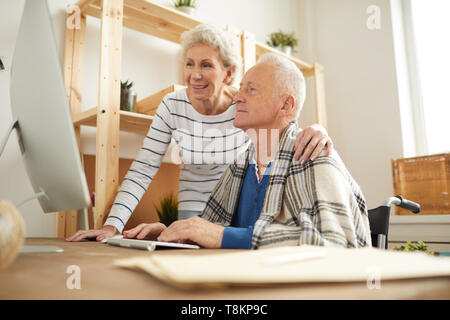 Coppia senior tramite PC Foto Stock