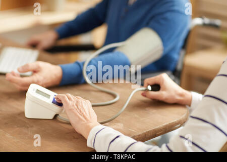 Monitor della pressione del sangue Foto Stock