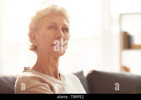 Donna matura in presenza di luce solare Foto Stock