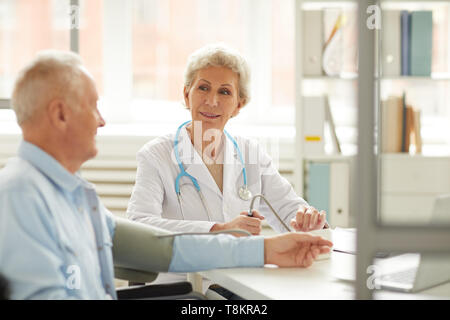 Paziente senior presso Checkup Foto Stock