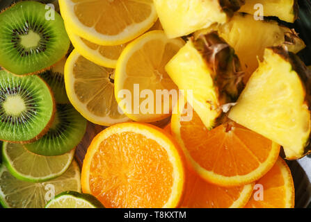 Piastra con vari deliziosi frutti esotici, primo piano Foto Stock