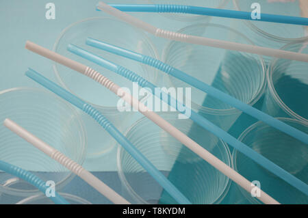 Mix di bianco e blu in plastica tubuli di paglia. Concetto di utilizzare la plastica. Toni color turchese. I bicchieri di plastica. Foto Stock