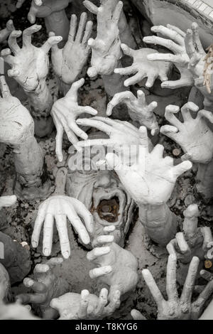 Arti fantasma dall'aldilà vicino al ponte verso l'ingresso del Wat Rong Khun, Thailandia Foto Stock