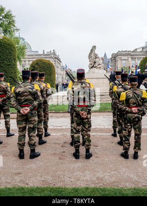 Strasburgo, Francia - 8 Maggio 2017: cerimonia per gli alleati occidentali la Seconda Guerra Mondiale la vittoria armistizio in Europa pagando tributo davanti a un monumento aux morts de Strasbourg Foto Stock