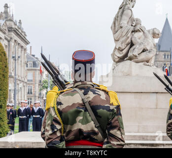 Nero soldato etnia alla cerimonia per gli alleati occidentali la Seconda Guerra Mondiale la vittoria armistizio in Europa pagando tributo davanti a un monumento aux morts de Strasbourg . Foto Stock