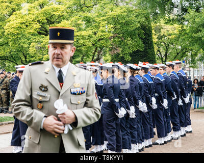 Strasburgo, Francia - 8 Maggio 2017: francese generale con marinai Marine group in background a cerimonia per gli alleati occidentali la Seconda Guerra Mondiale la vittoria armistizio in Europa Foto Stock