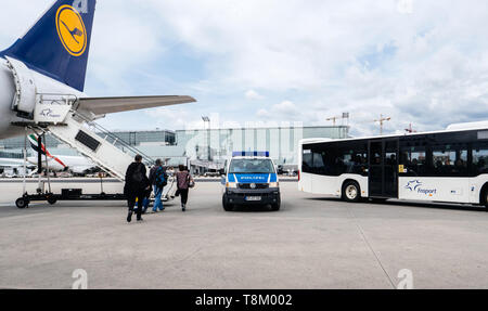 Francoforte, Germania - Apr 29, 2019: Airbus A321-231 D-AISO su asfalto con Polizei polizia van e Fraport autobus con passeggeri la preparazione per la partenza Foto Stock