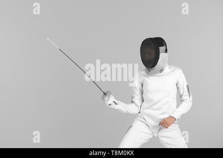 Giovani femmine fencer su sfondo chiaro Foto Stock