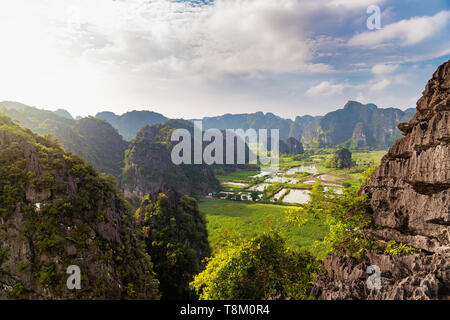 Panorama da Bich Dong Pagoda, verso Bich Dong Village, Ninh Binh Provincia, Vietnam Asia Foto Stock