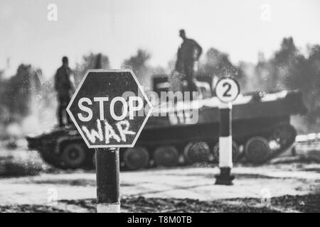 Badge creativi - Fermare le guerre. Concetto - nessuna guerra, fermare le operazioni militari, la pace nel mondo. Fermare la guerra segno sullo sfondo di apparecchiature militari. Foto Stock