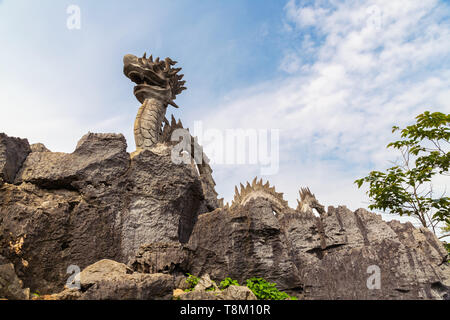 Drago di pietra su una collina del Carso, vicino appendere Mua, Ninh Binh Provincia, Vietnam Asia Foto Stock