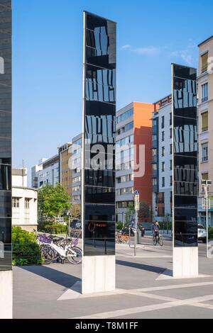 Francia, Rhone, Villeurbanne, Emile Zola street, piazza antistante il Centro Culturale e di vita comunitaria di Villeurbanne Foto Stock