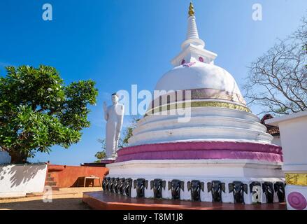 Sri Lanka, provincia Orientale, Trincomalee (o) Trinquemalay, Gokanna Rajamaha tempio buddista in cima Swami promontorio di roccia Foto Stock