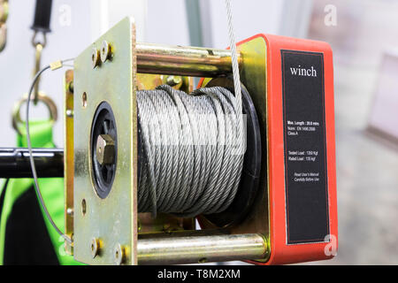 Verricello industriale per la sicurezza di bobine in acciaio alta ; lavoro a terra Foto Stock