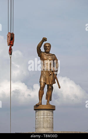 Skopje, Macedonia - 17 Settembre 2012: la formatura di Philip II Macedon statua in bronzo Sito in costruzione con il gancio della gru a Skopje in Macedonia. Foto Stock